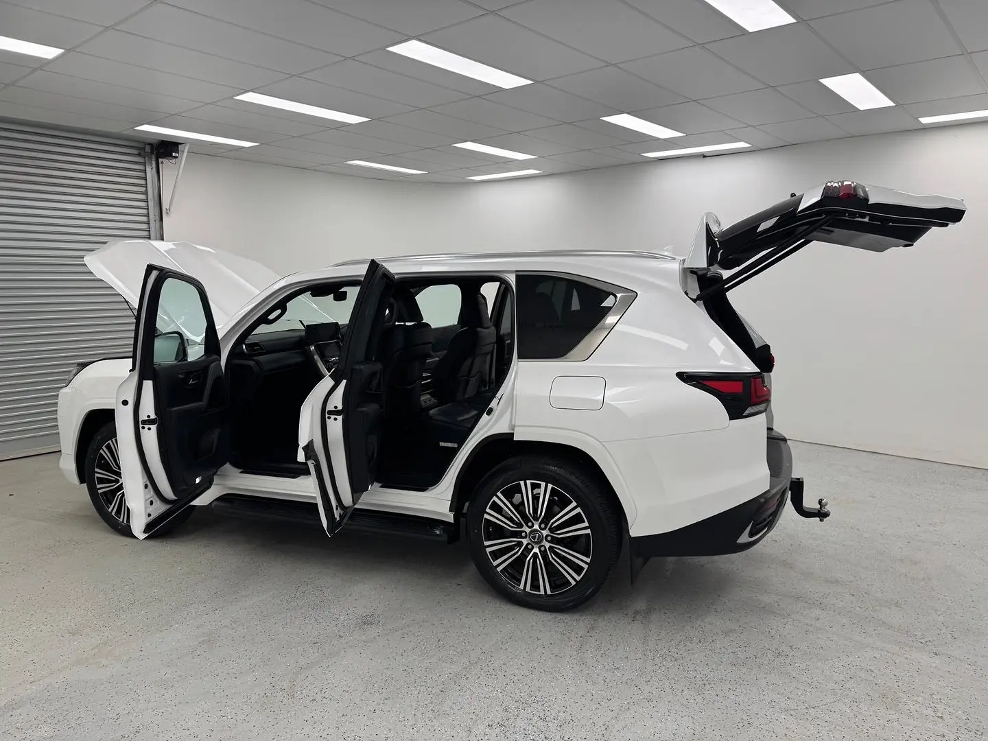 2022 Lexus LX Gallery Image 11