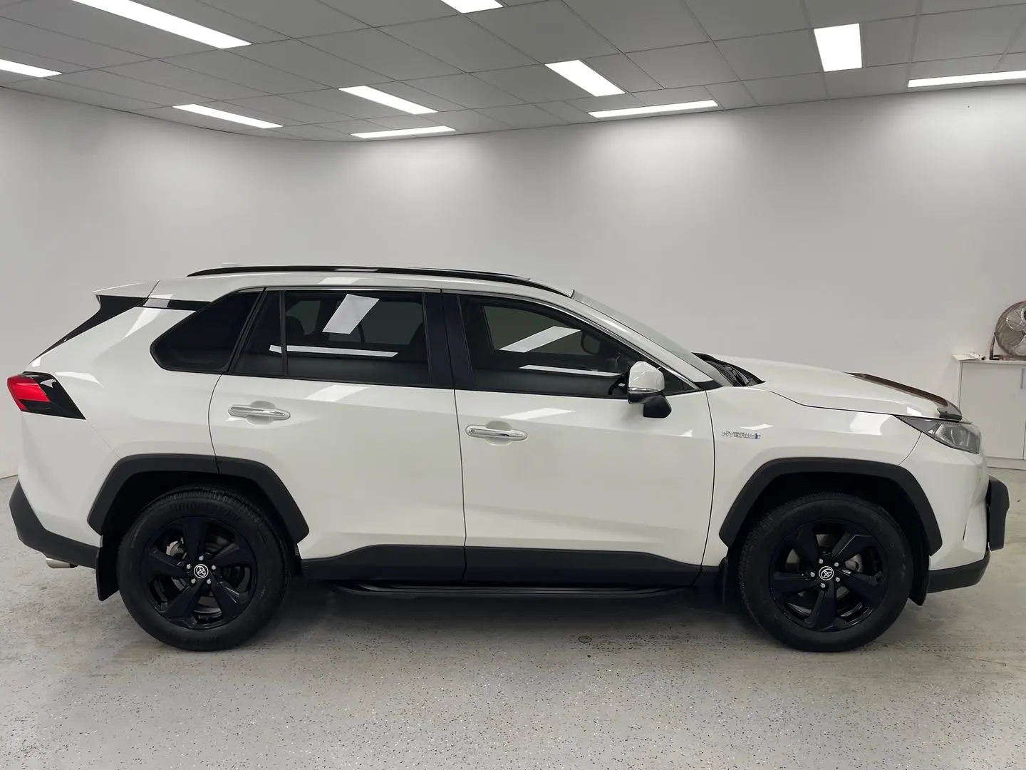 2020 Toyota RAV4 Gallery Image 2