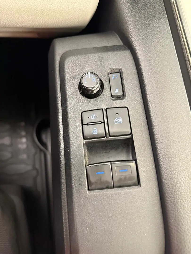 2022 Toyota Hiace Gallery Image 30