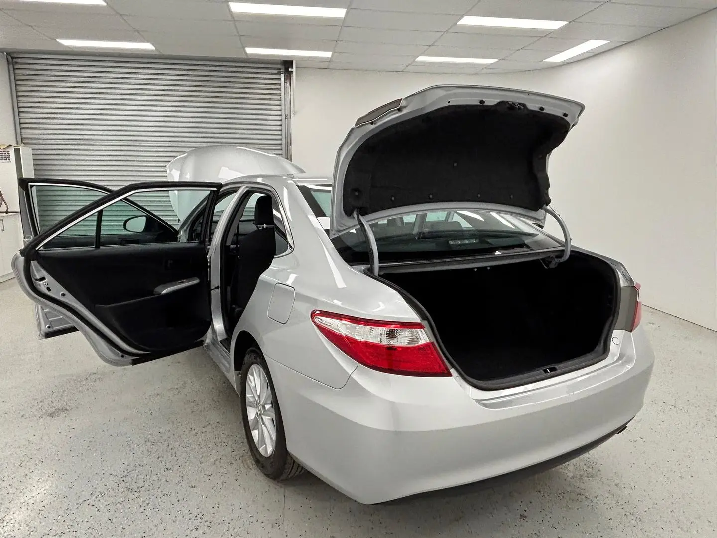 2016 Toyota Camry Gallery Image 12