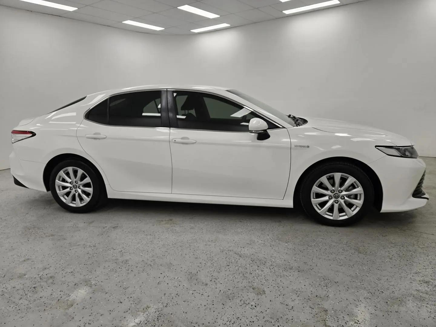 2019 Toyota Camry Gallery Image 2