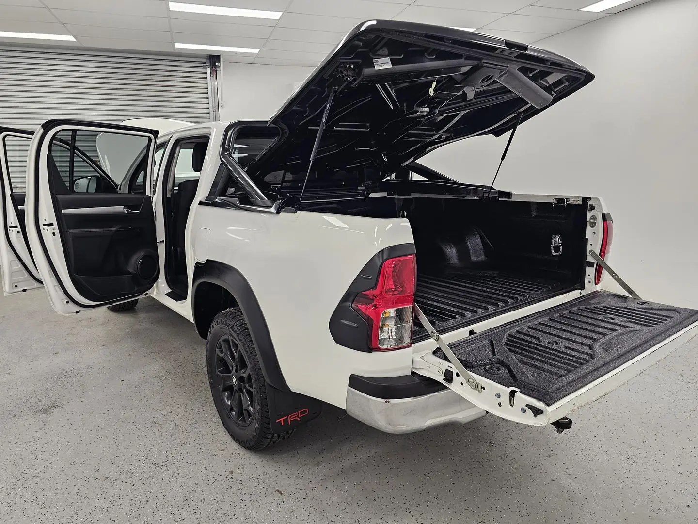 2017 Toyota Hilux Gallery Image 16