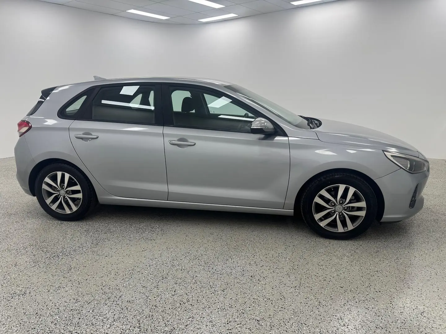 2019 Hyundai i30 Gallery Image 2