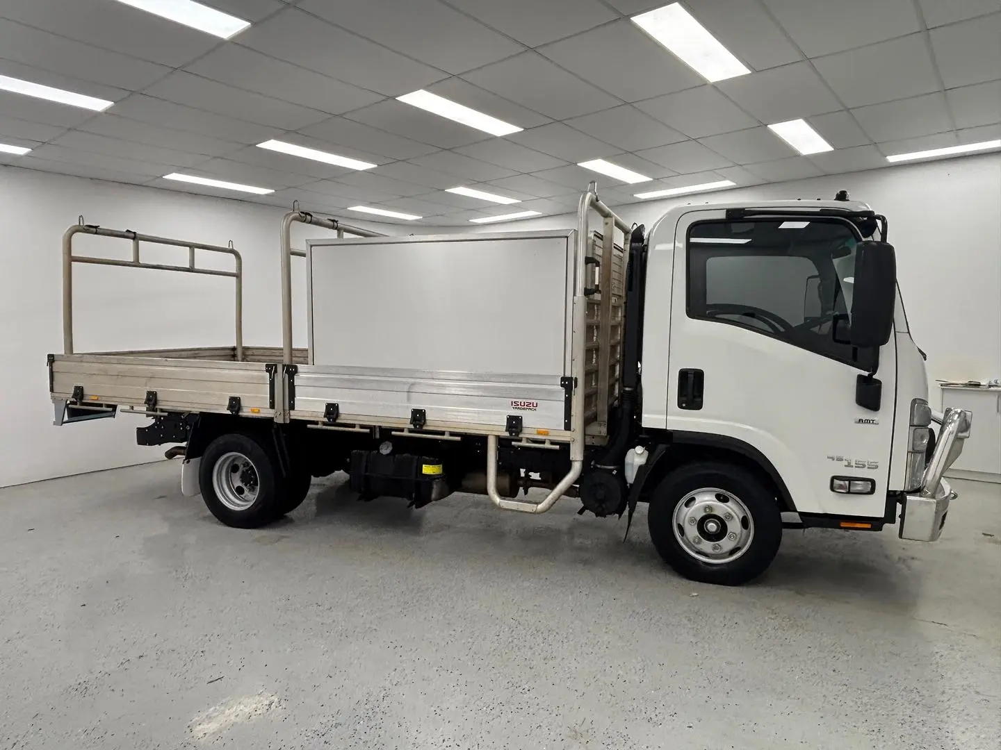 2023 Isuzu N Series Gallery Image 2