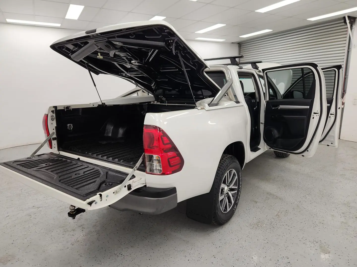 2017 Toyota Hilux Gallery Image 10