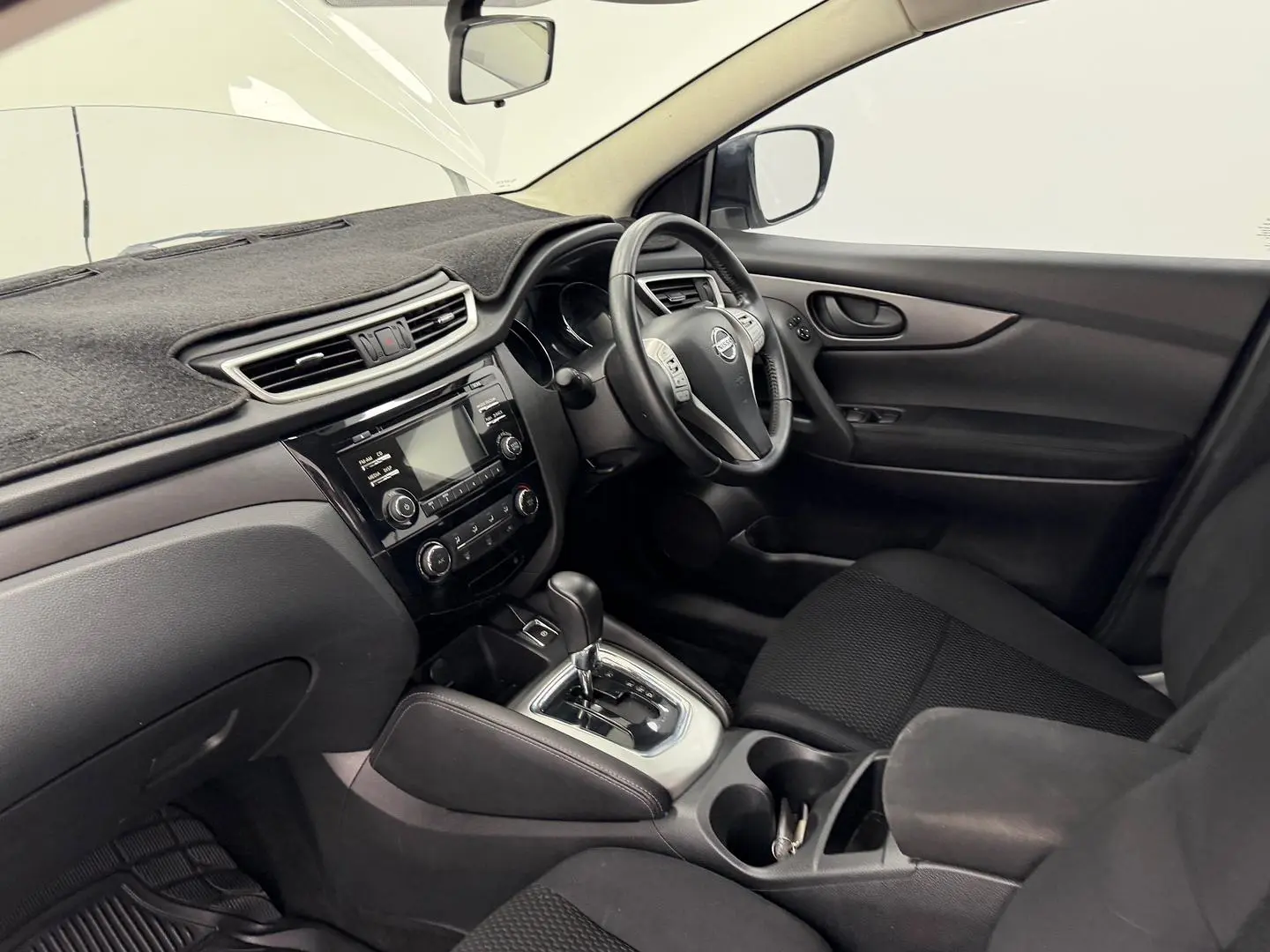 2017 Nissan QASHQAI Gallery Image 25