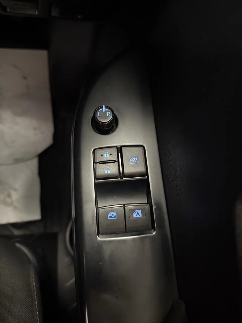 2016 Toyota Hilux Gallery Image 29