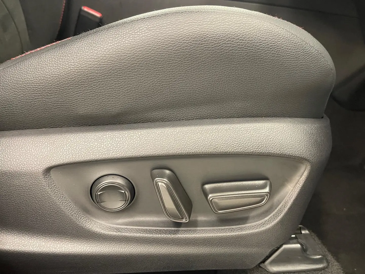 2025 Toyota C-HR Gallery Image 24