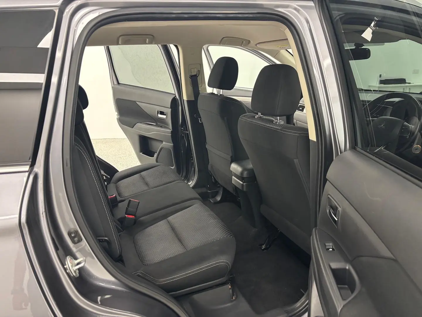 2017 Mitsubishi Outlander Gallery Image 21