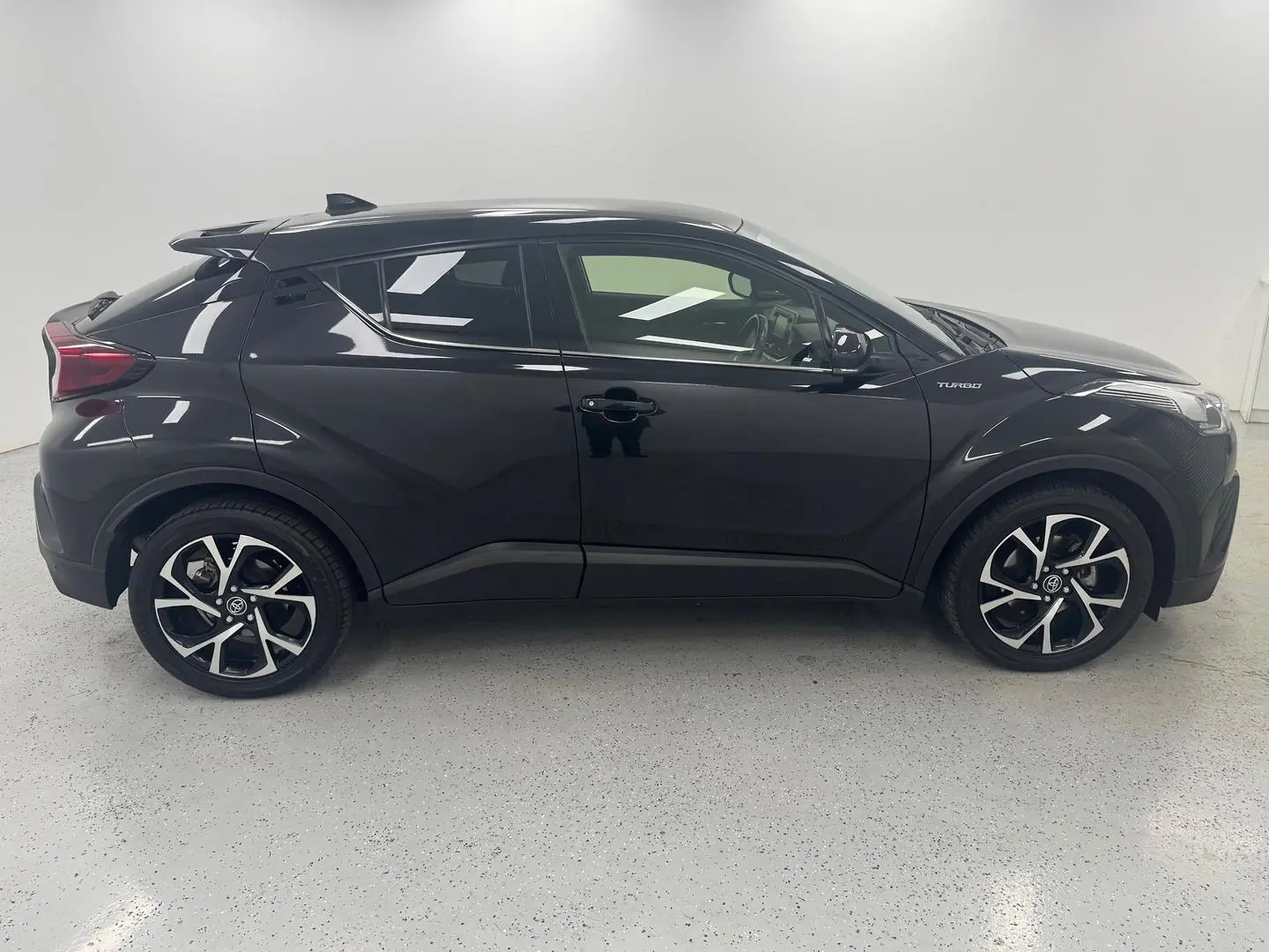 2018 Toyota C-HR Gallery Image 2
