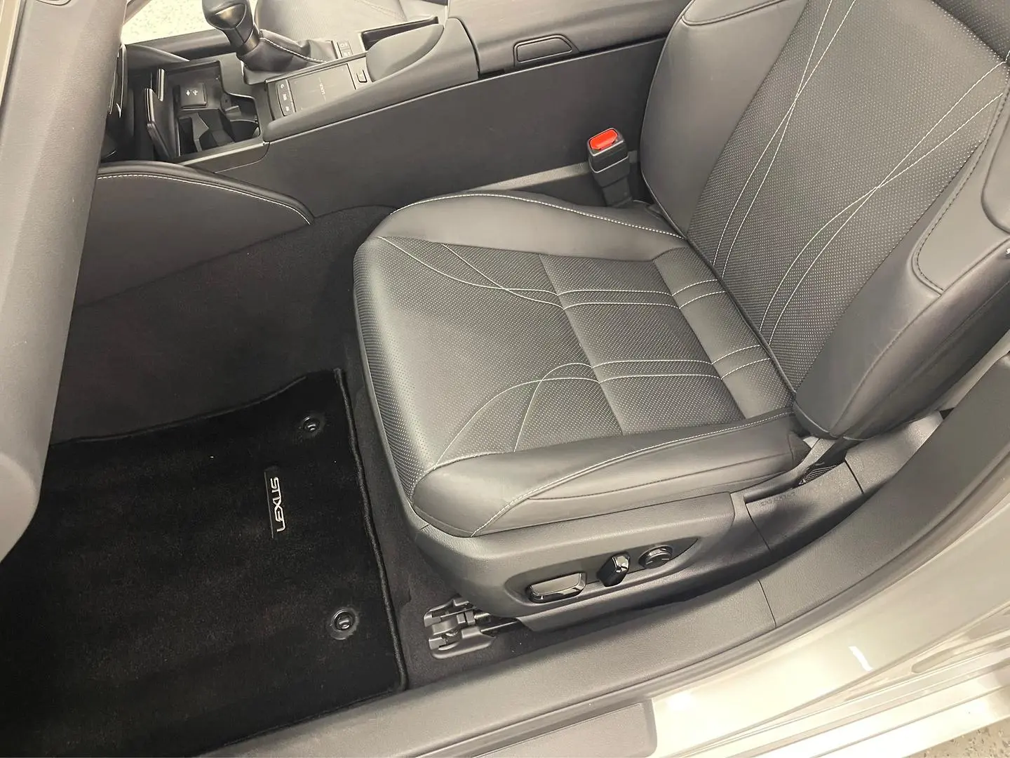 2021 Lexus ES Gallery Image 16