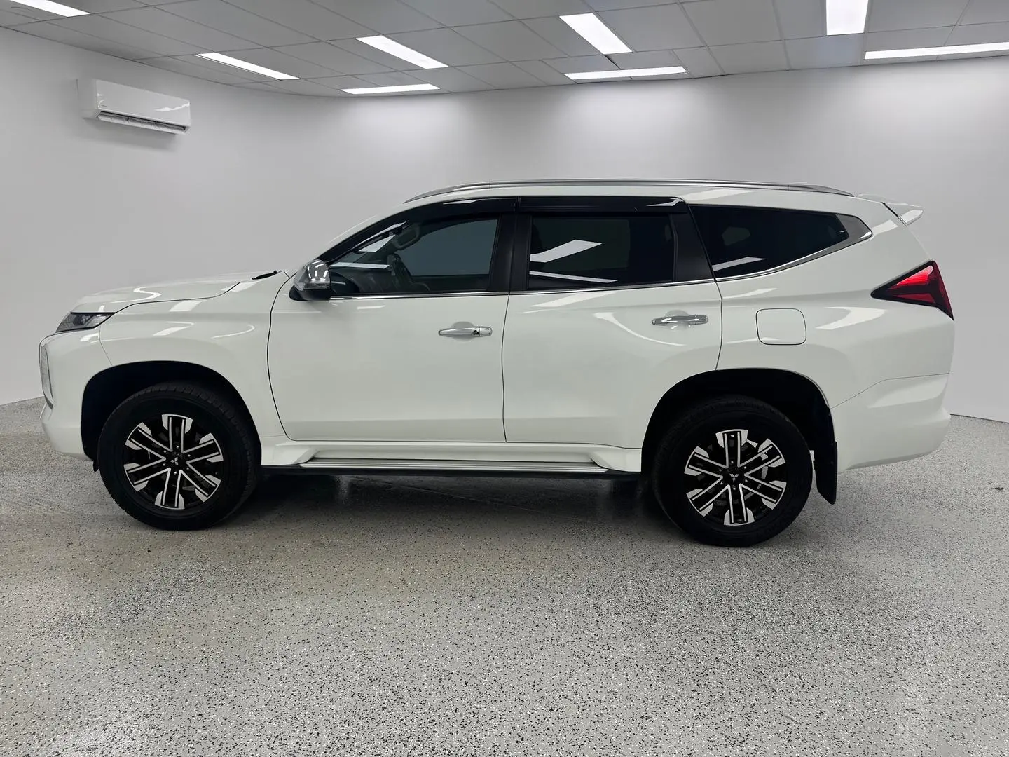 2022 Mitsubishi Pajero Sport Gallery Image 5