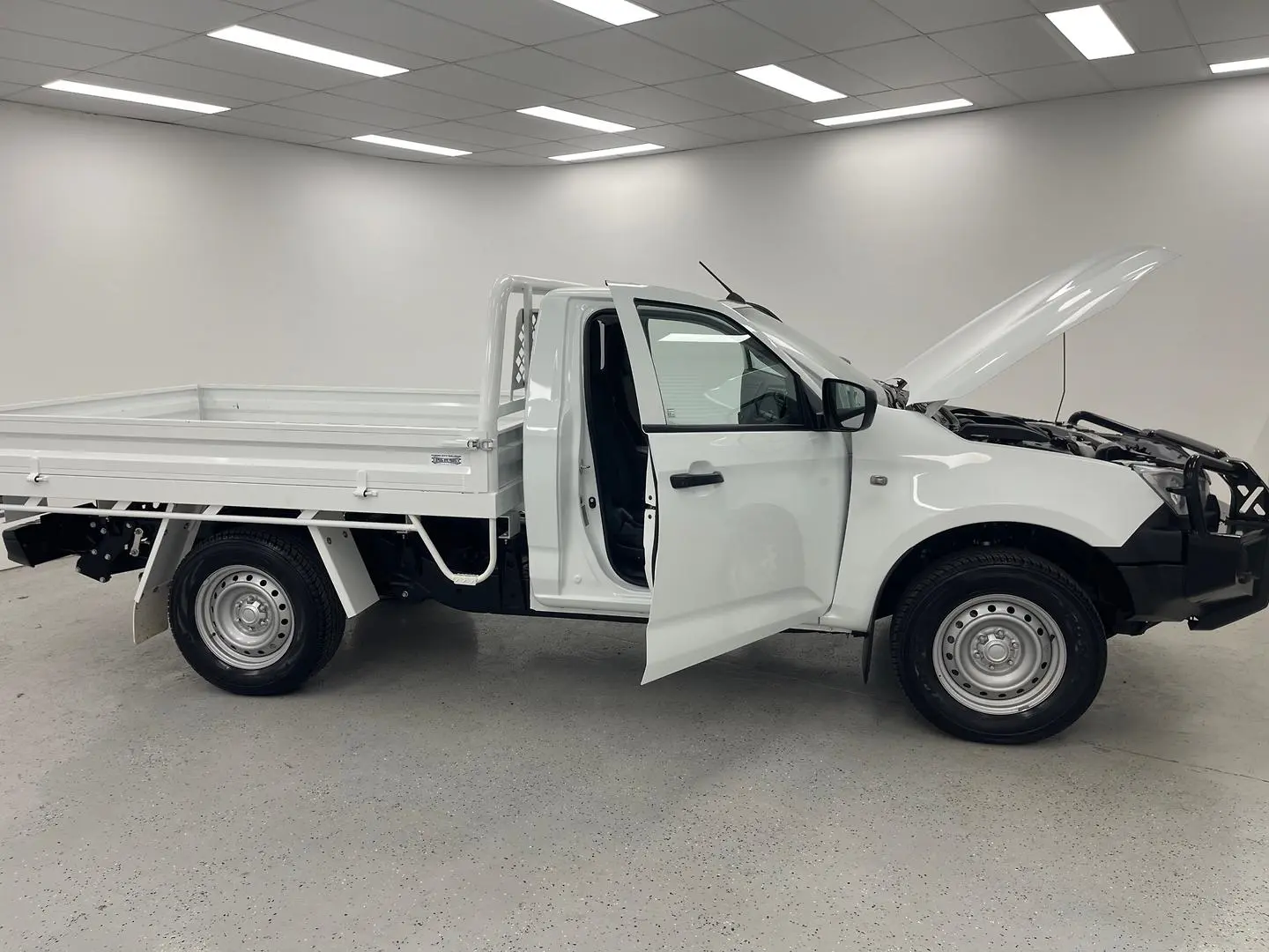 2024 Isuzu D-MAX Gallery Image 8