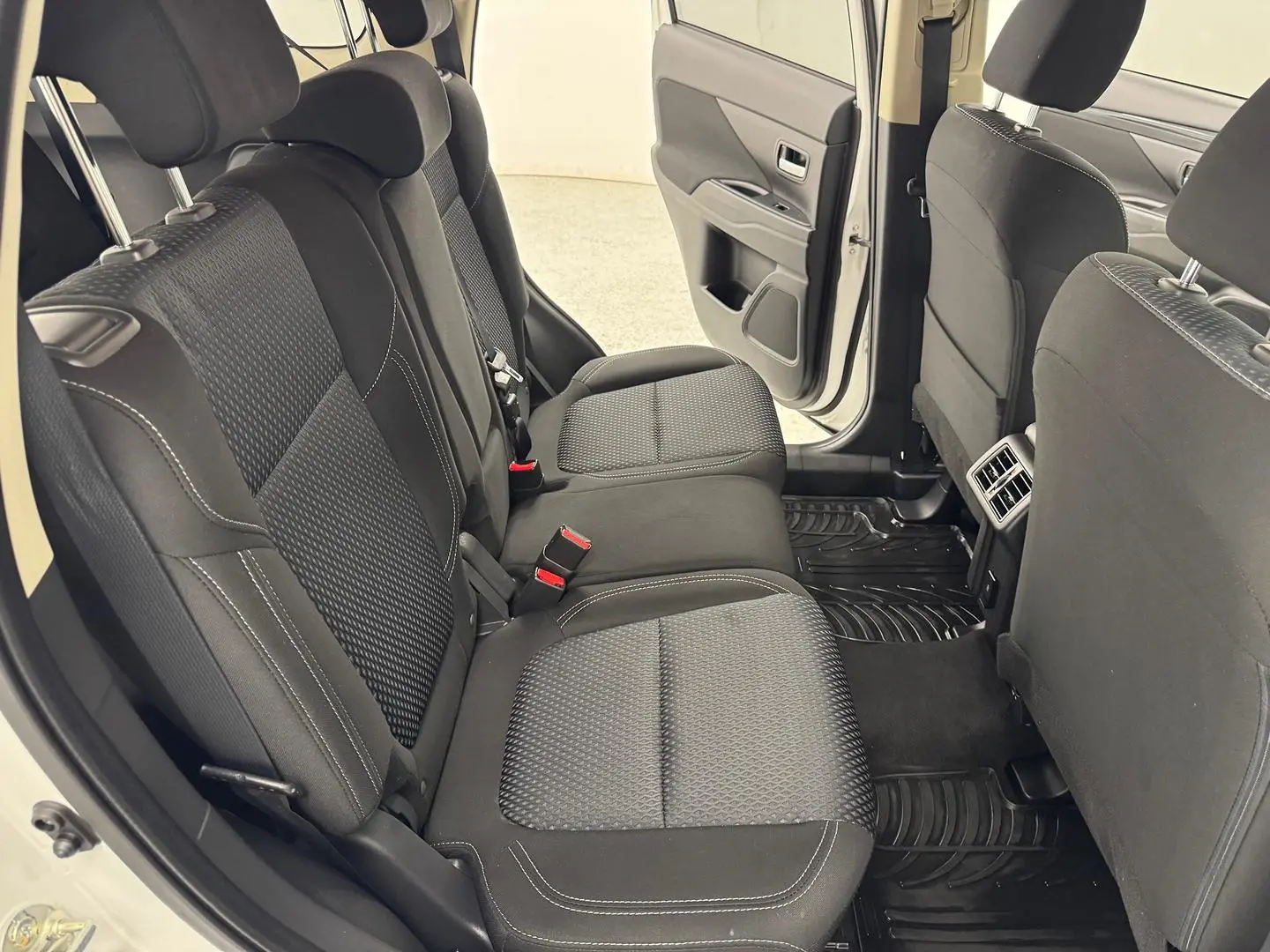 2020 Mitsubishi Outlander Gallery Image 27