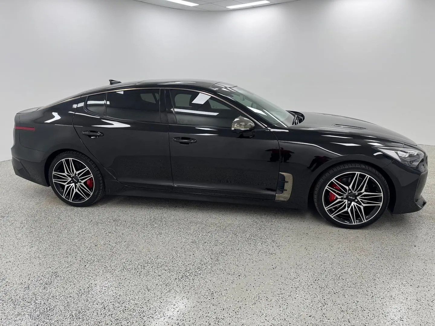 2022 Kia Stinger Gallery Image 2