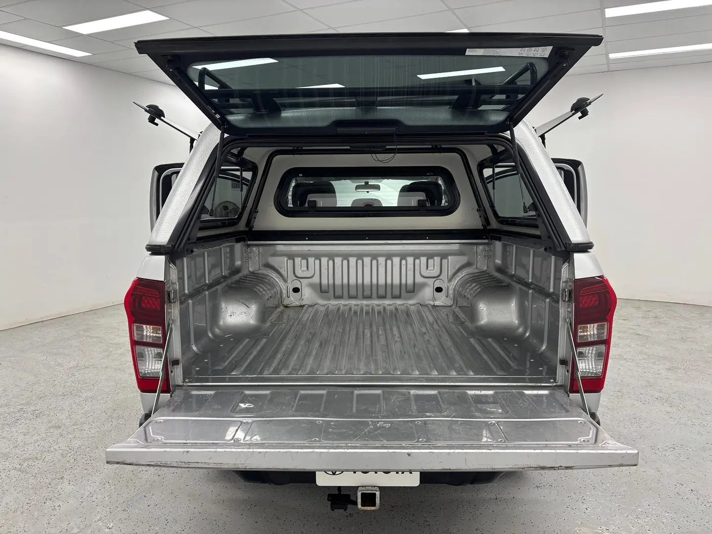 2017 Isuzu D-MAX Gallery Image 11