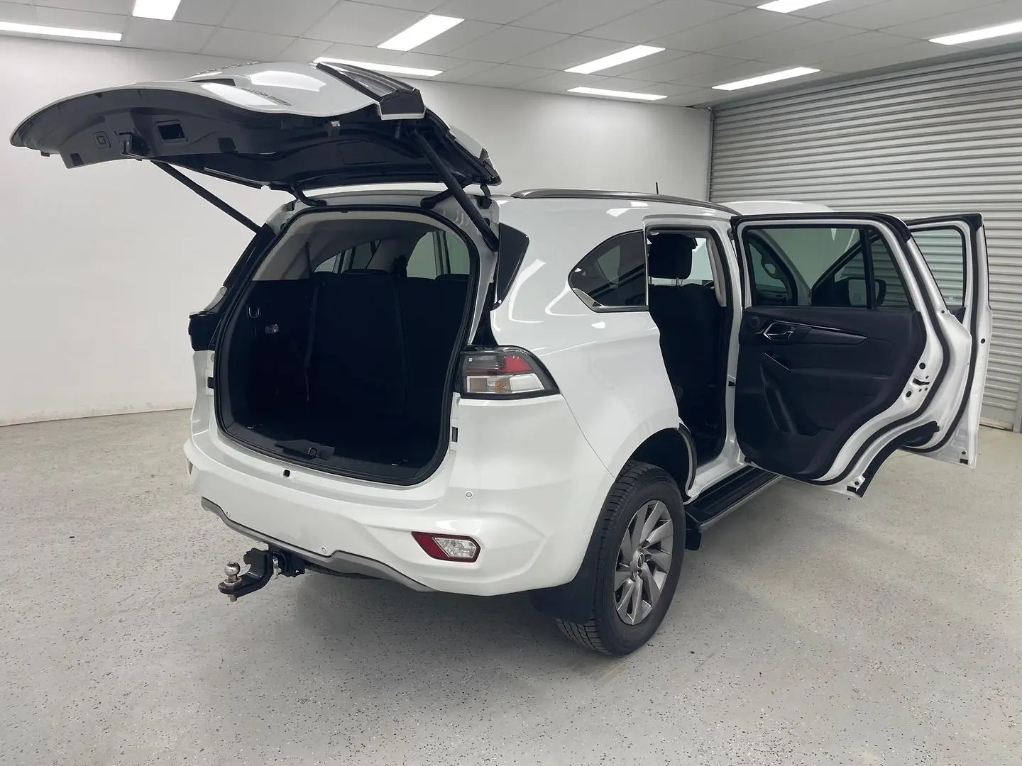 2021 Isuzu MU-X Gallery Image 10