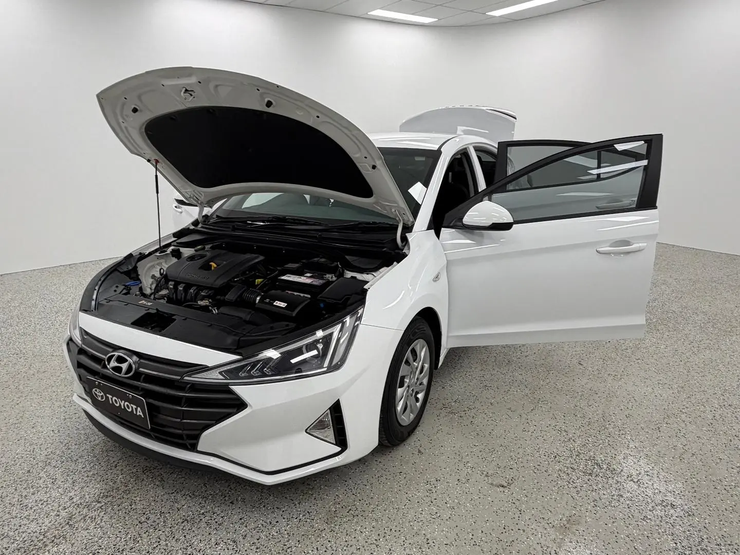 2019 Hyundai Elantra Gallery Image 12