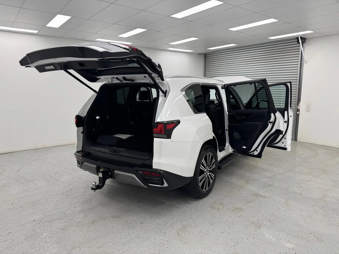 2022 Lexus LX Gallery Image 9