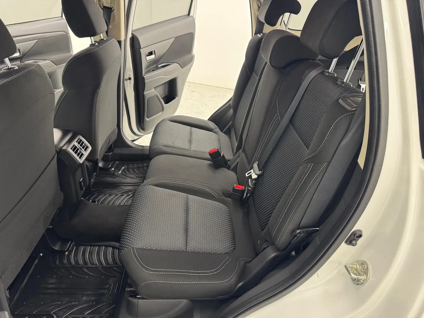 2020 Mitsubishi Outlander Gallery Image 31