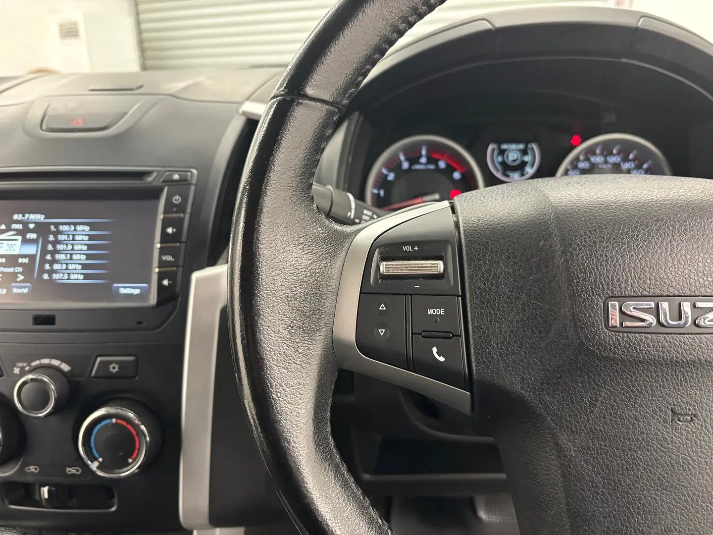 2017 Isuzu D-MAX Gallery Image 29