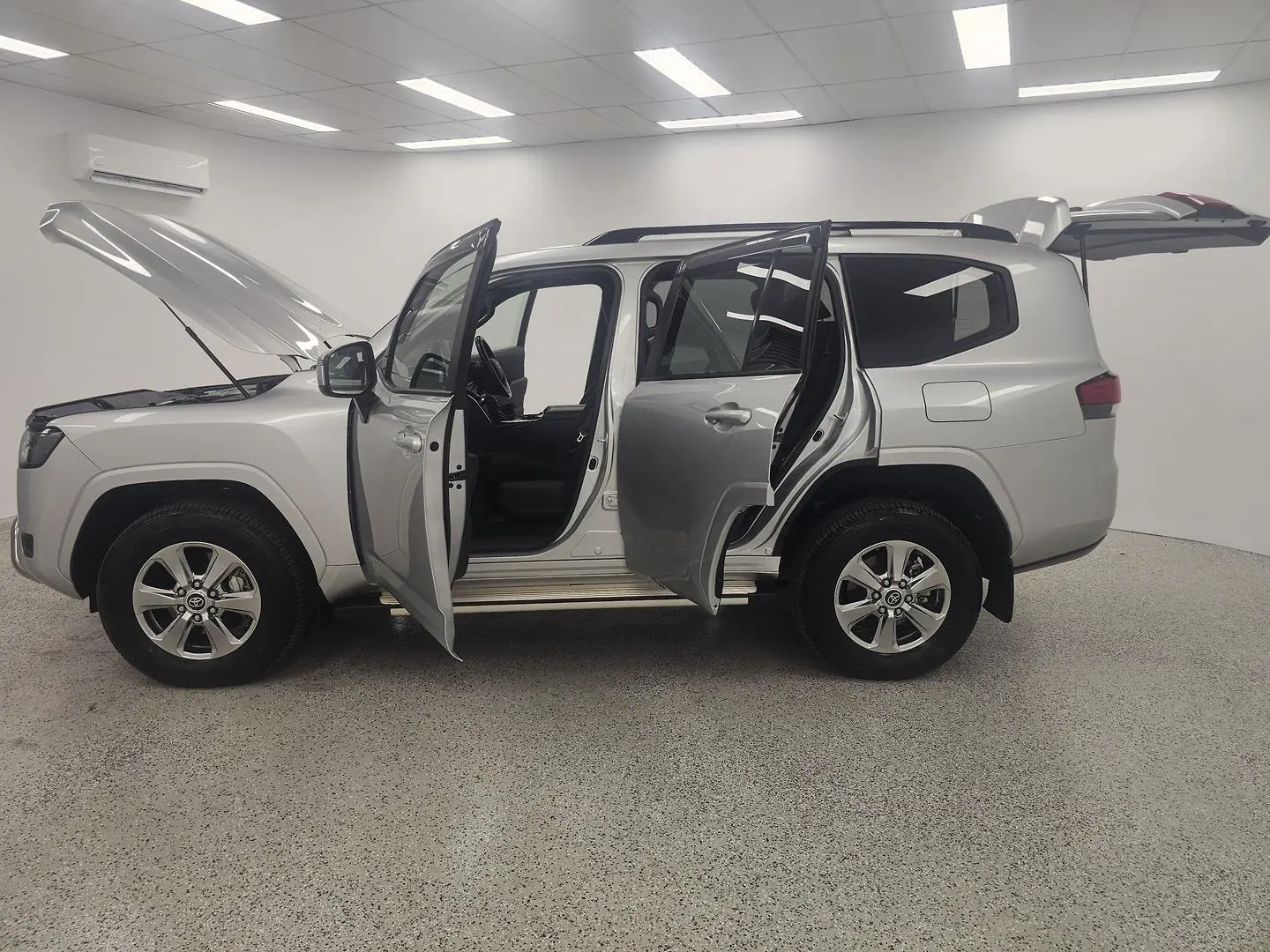 2023 Toyota Landcruiser Gallery Image 10