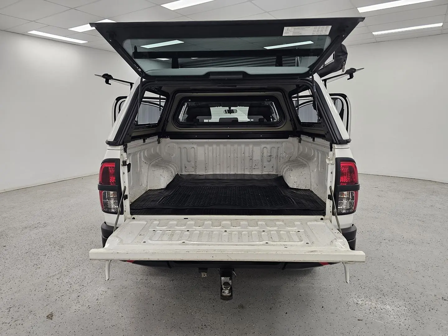 2015 Toyota Hilux Gallery Image 17