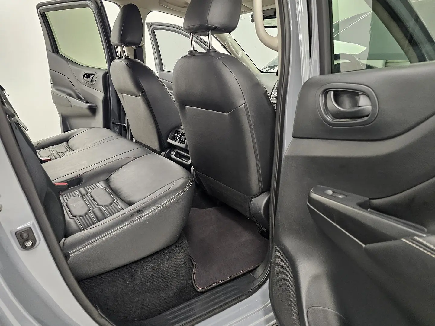 2021 Nissan Navara Gallery Image 19