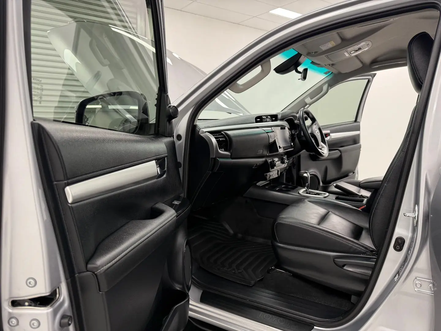 2023 Toyota Hilux Gallery Image 11