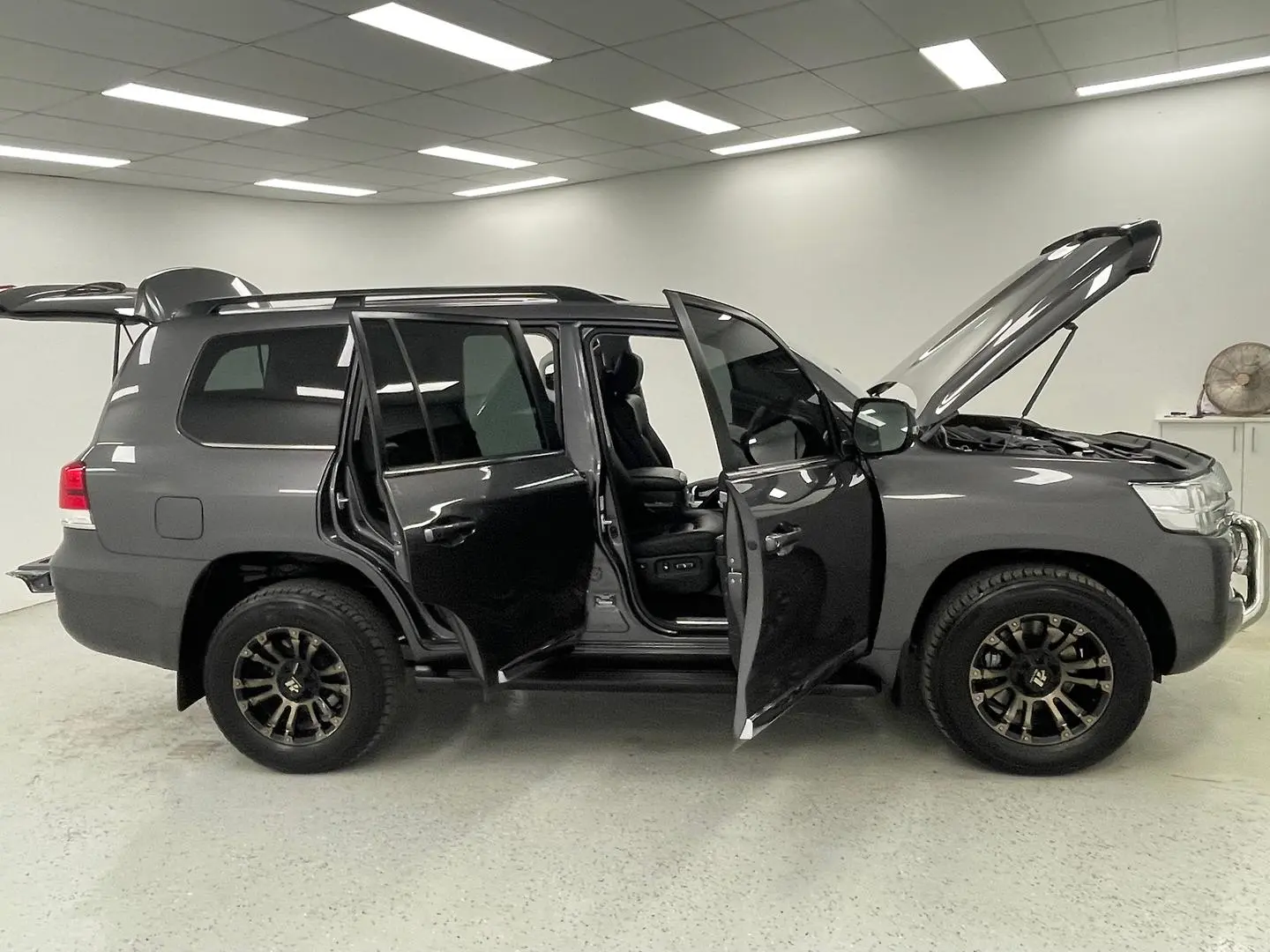 2020 Toyota Landcruiser Gallery Image 9
