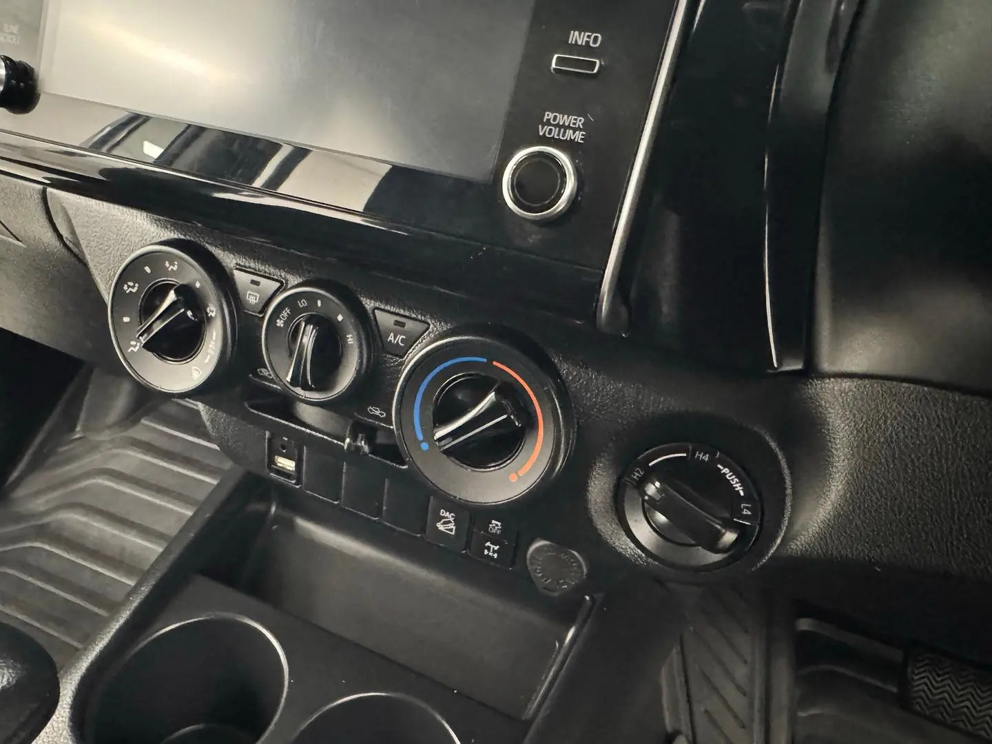 2022 Toyota Hilux Gallery Image 19