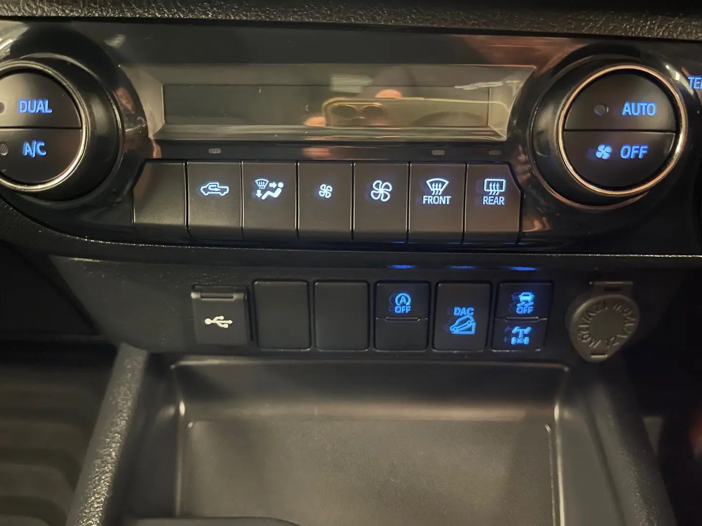 2025 Toyota Hilux Gallery Image 28