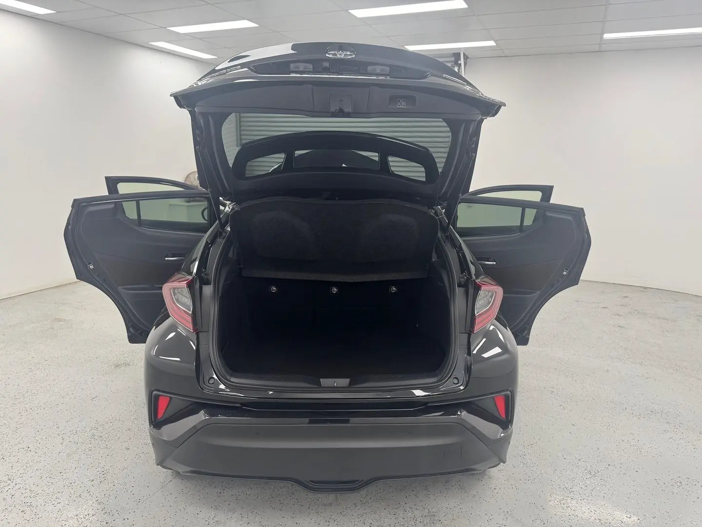 2018 Toyota C-HR Gallery Image 10