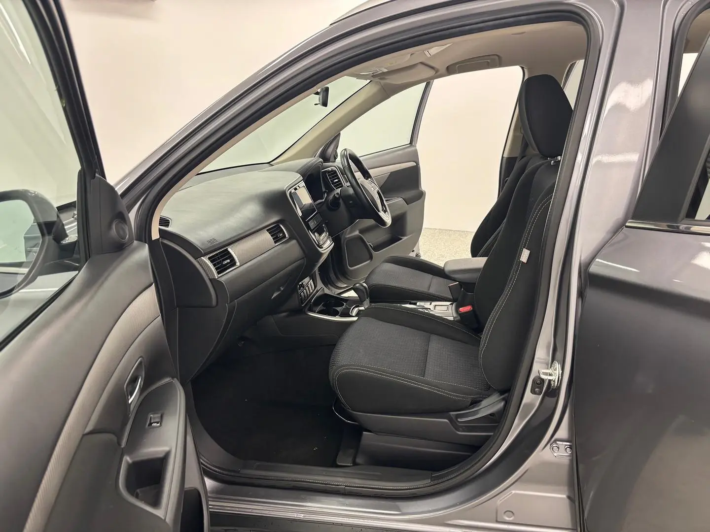 2017 Mitsubishi Outlander Gallery Image 18