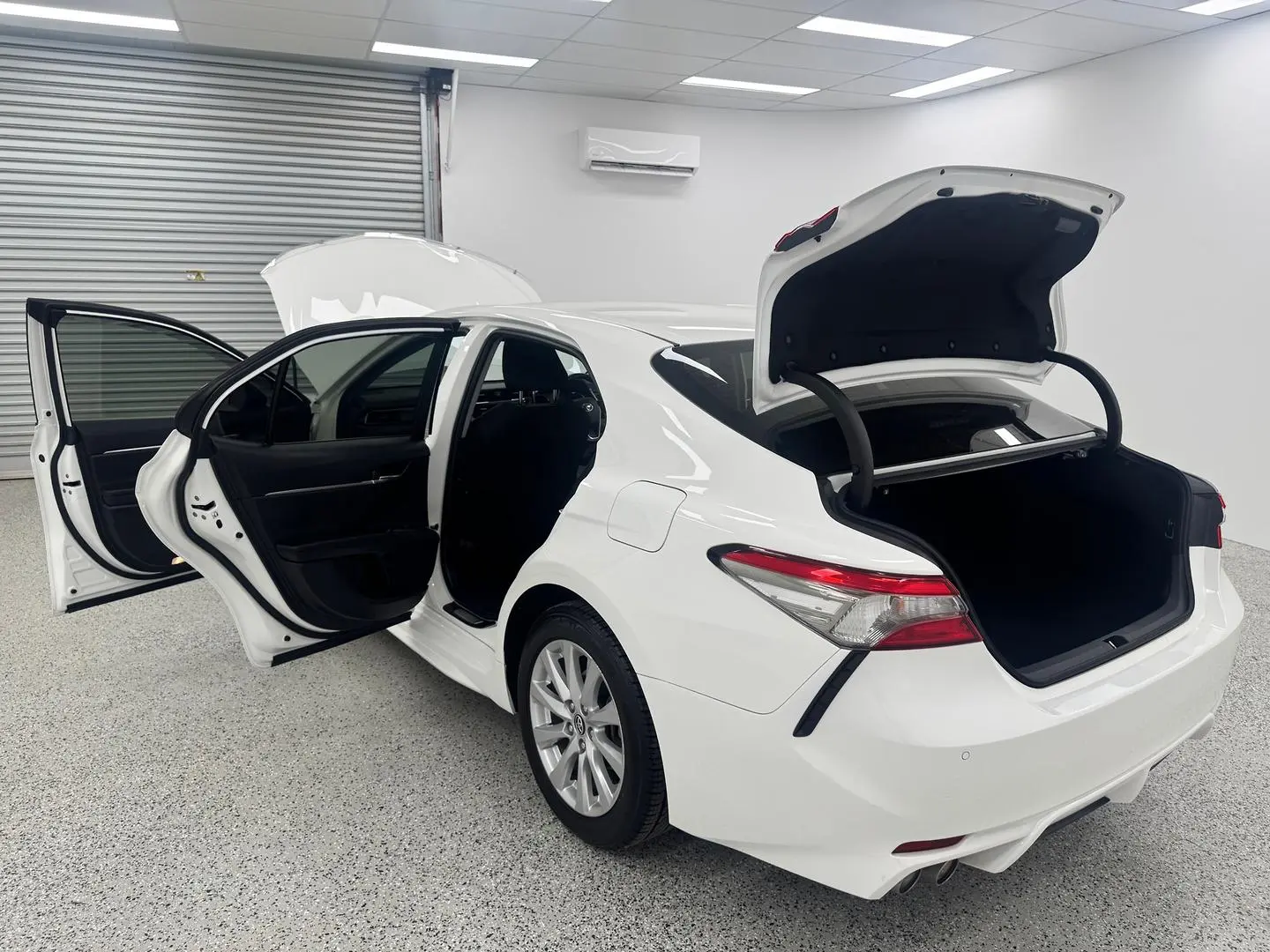 2019 Toyota Camry Gallery Image 10