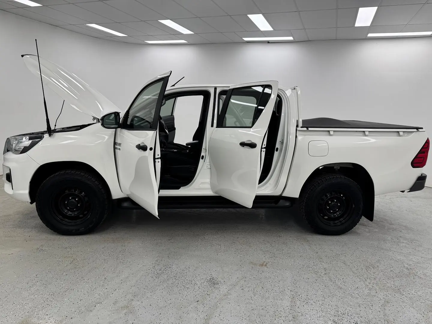 2020 Toyota Hilux Gallery Image 11