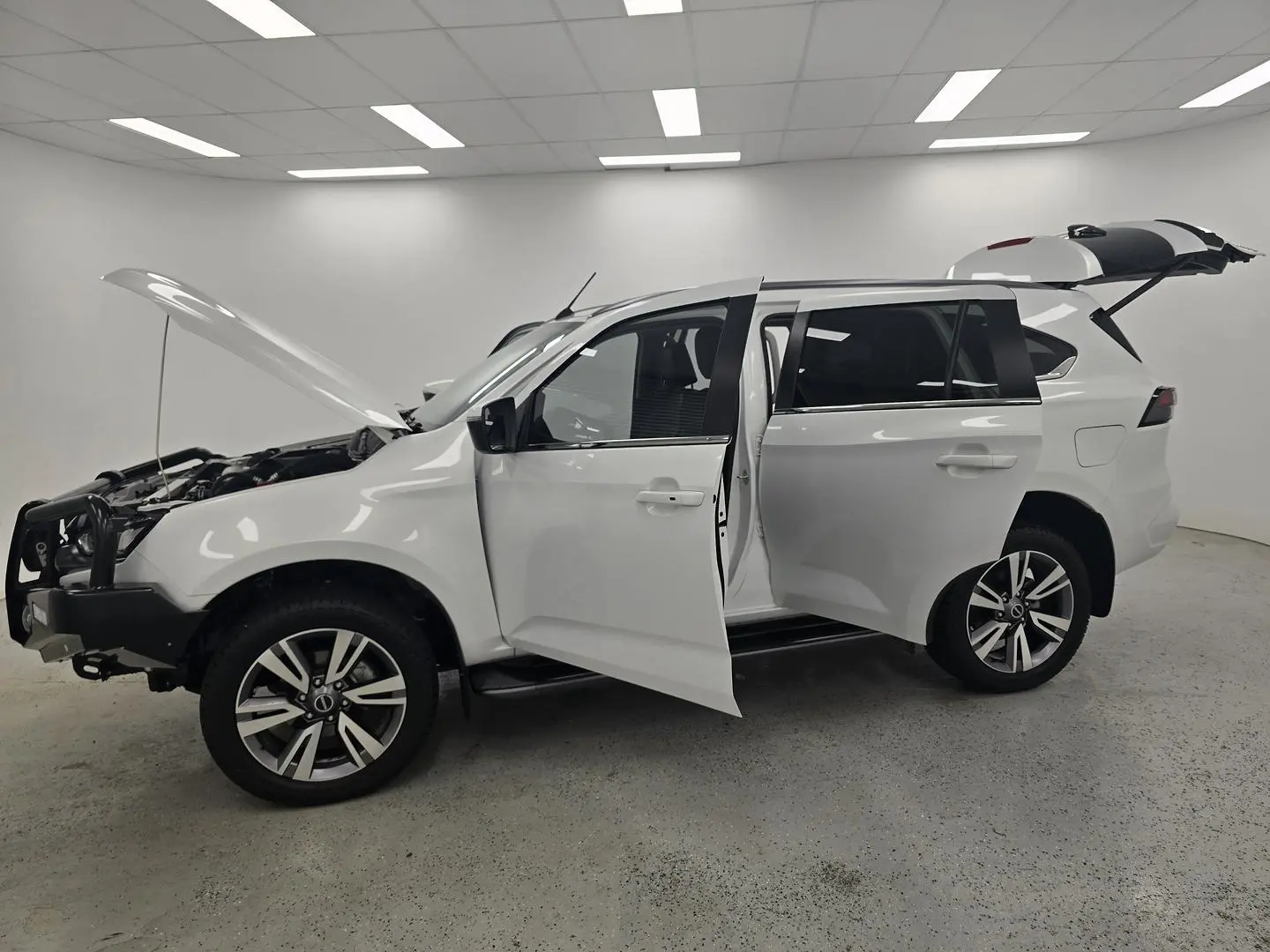 2023 Isuzu MU-X Gallery Image 13