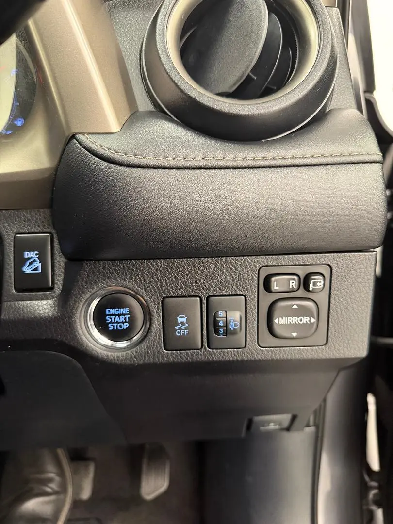 2015 Toyota RAV4 Gallery Image 28