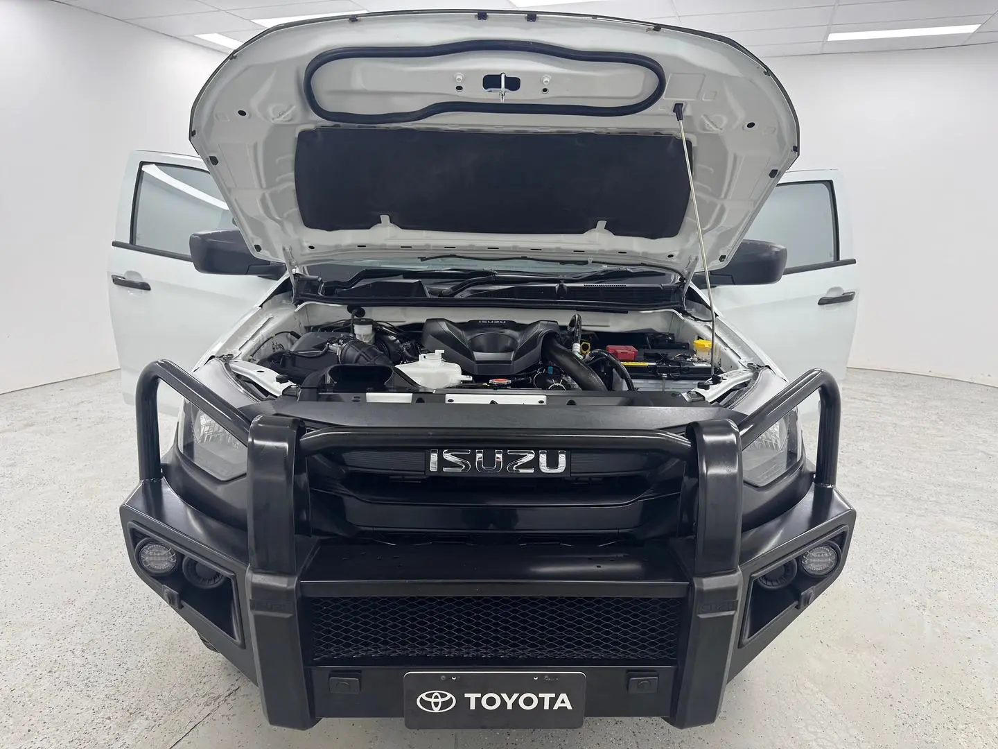 2024 Isuzu D-MAX Gallery Image 13