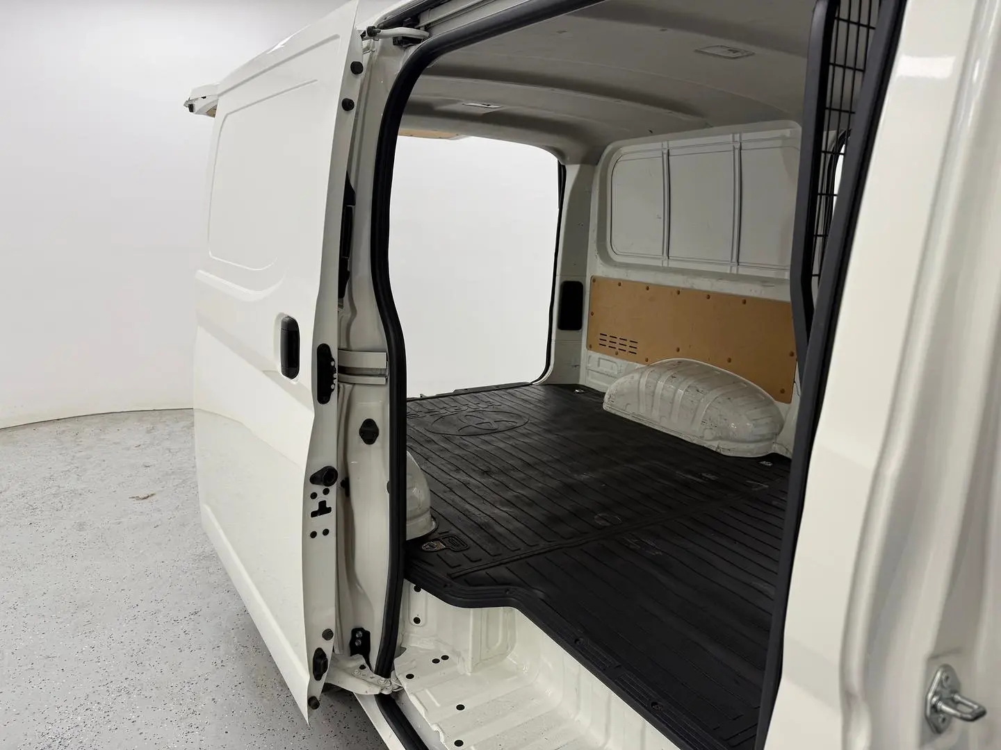 2022 Toyota Hiace Gallery Image 17