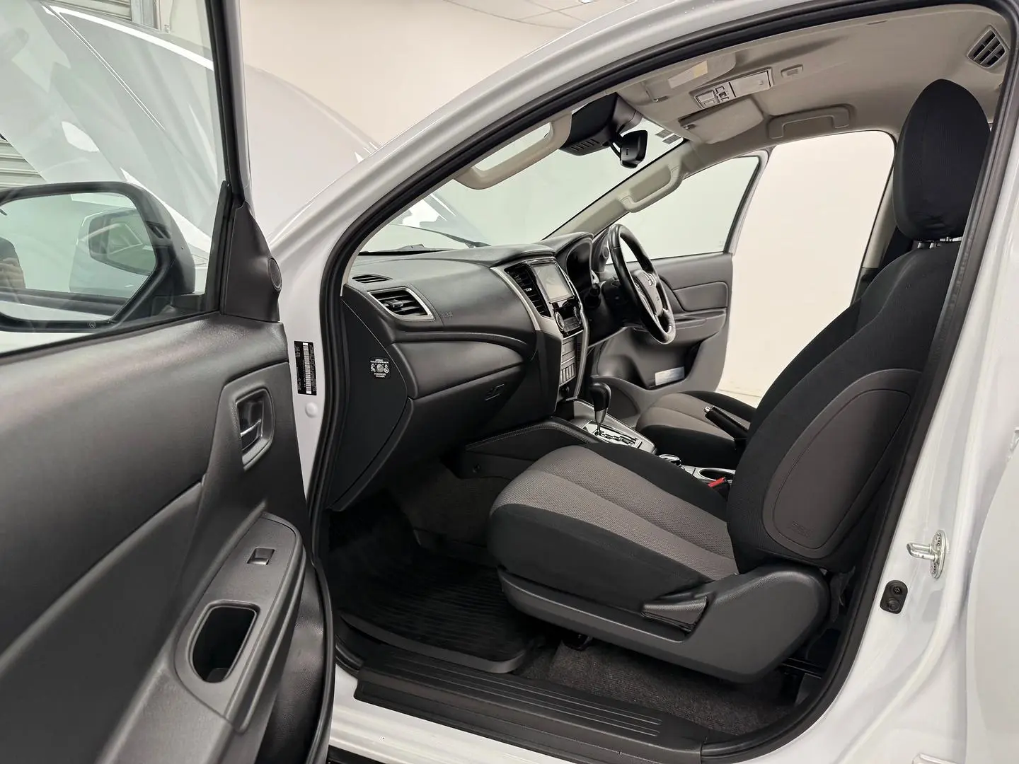 2021 Mitsubishi Triton Gallery Image 10