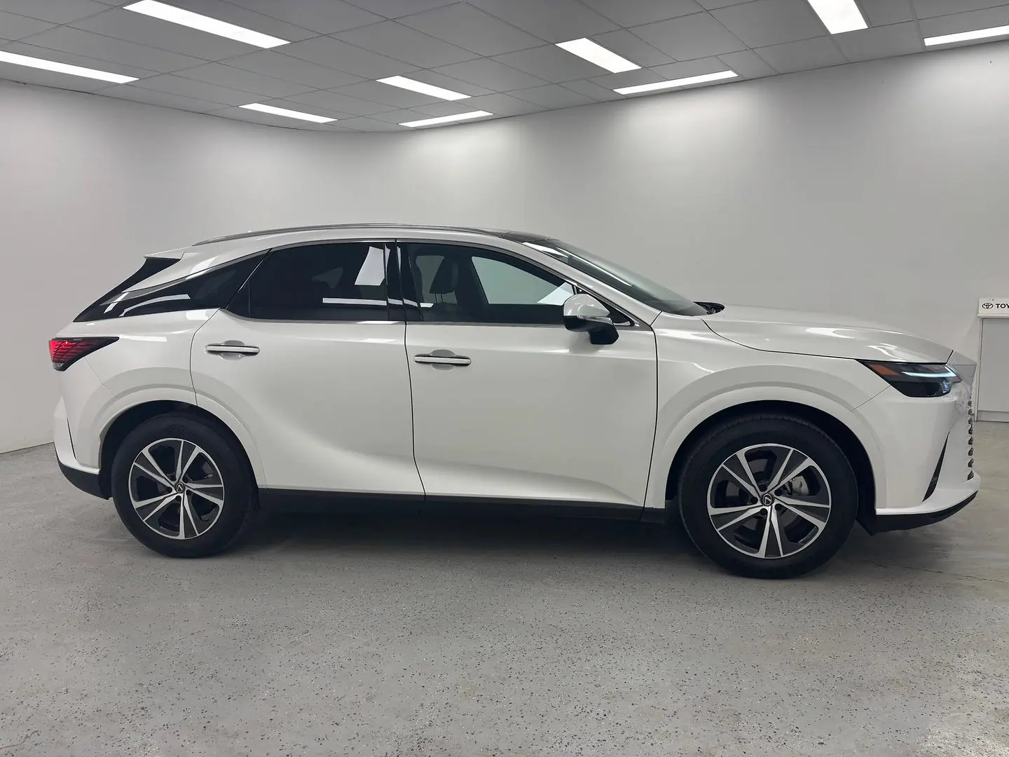 2025 Lexus RX Gallery Image 2