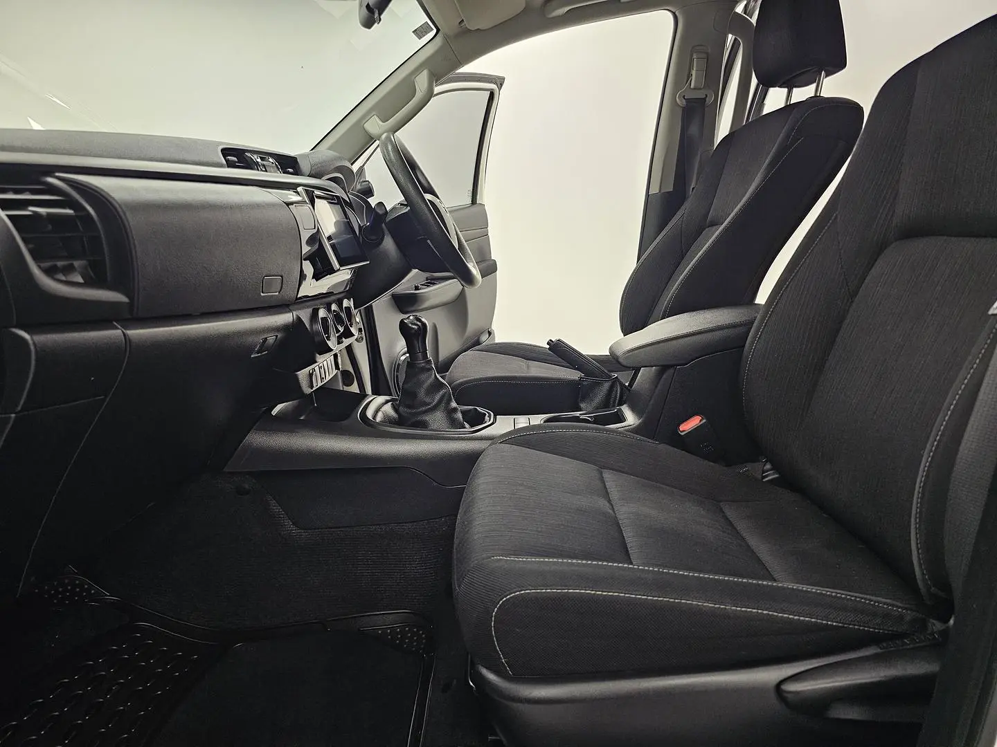 2015 Toyota Hilux Gallery Image 12