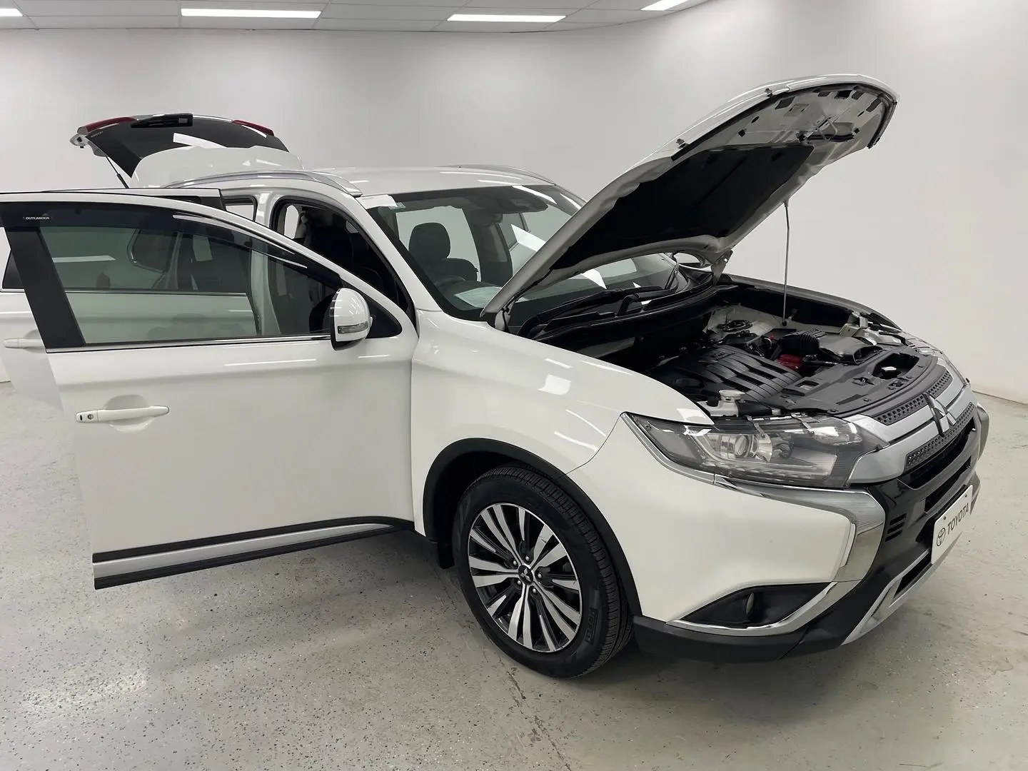 2019 Mitsubishi Outlander Gallery Image 8