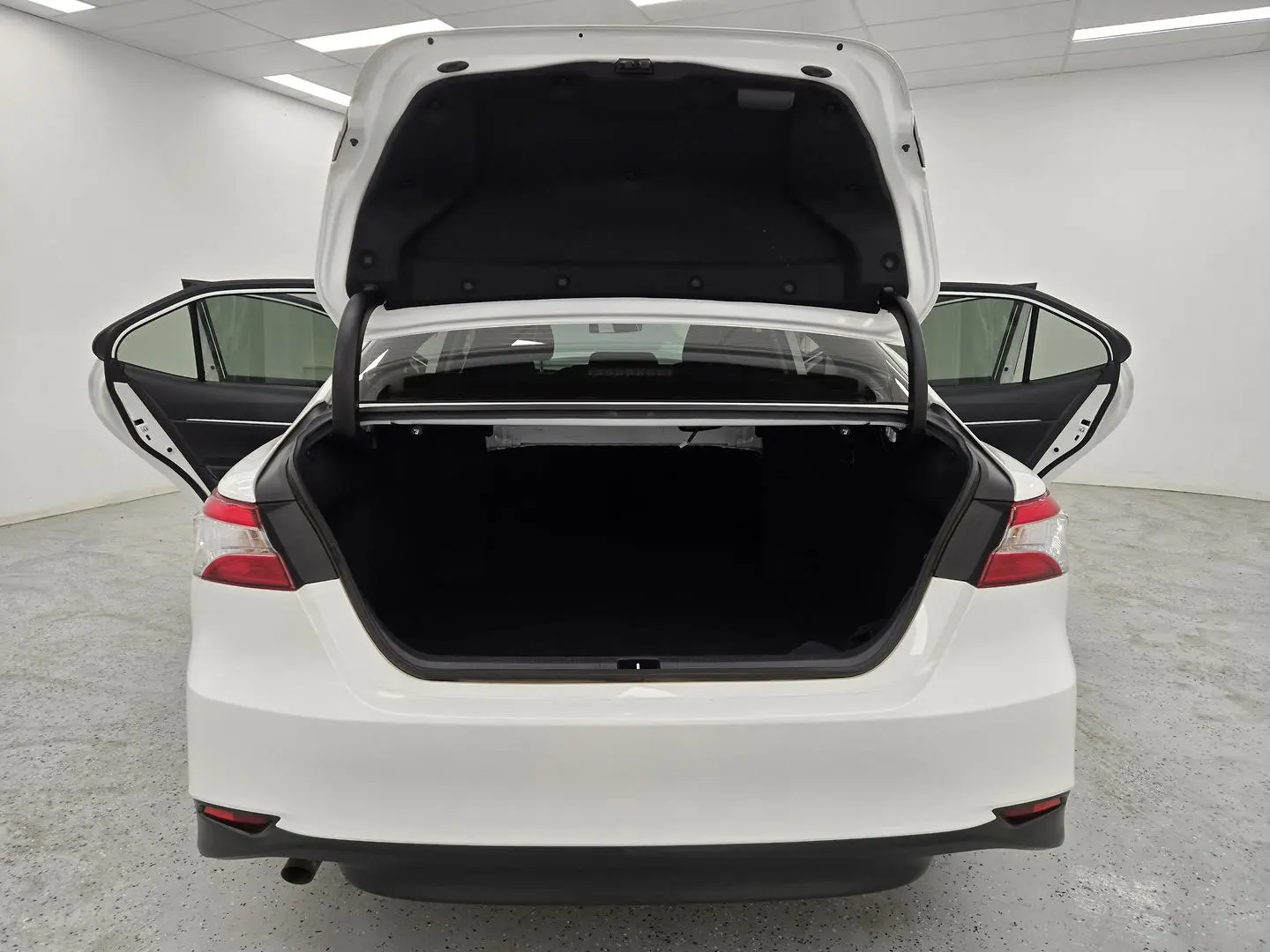 2019 Toyota Camry Gallery Image 11