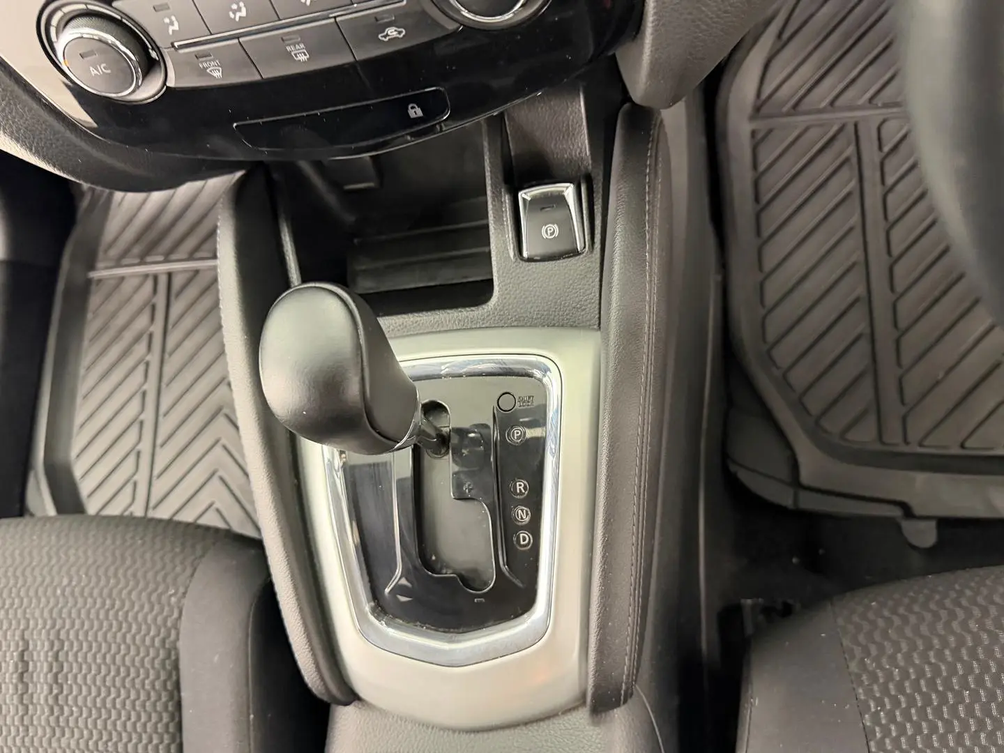 2017 Nissan QASHQAI Gallery Image 19