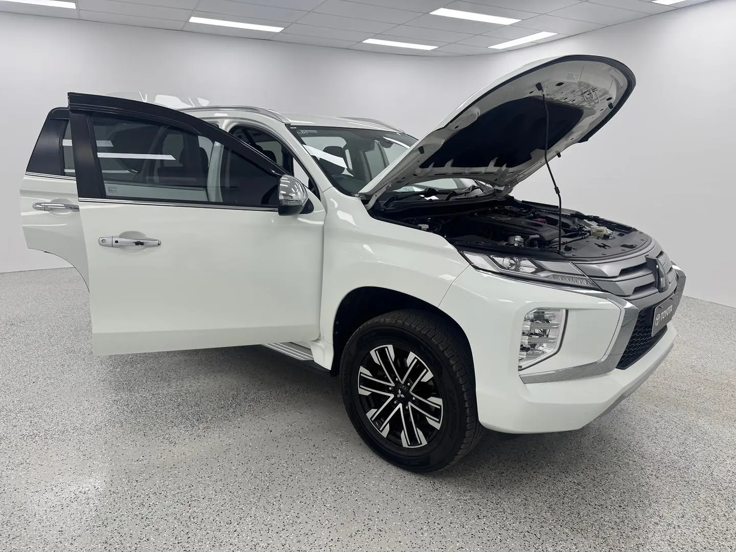 2022 Mitsubishi Pajero Sport Gallery Image 7