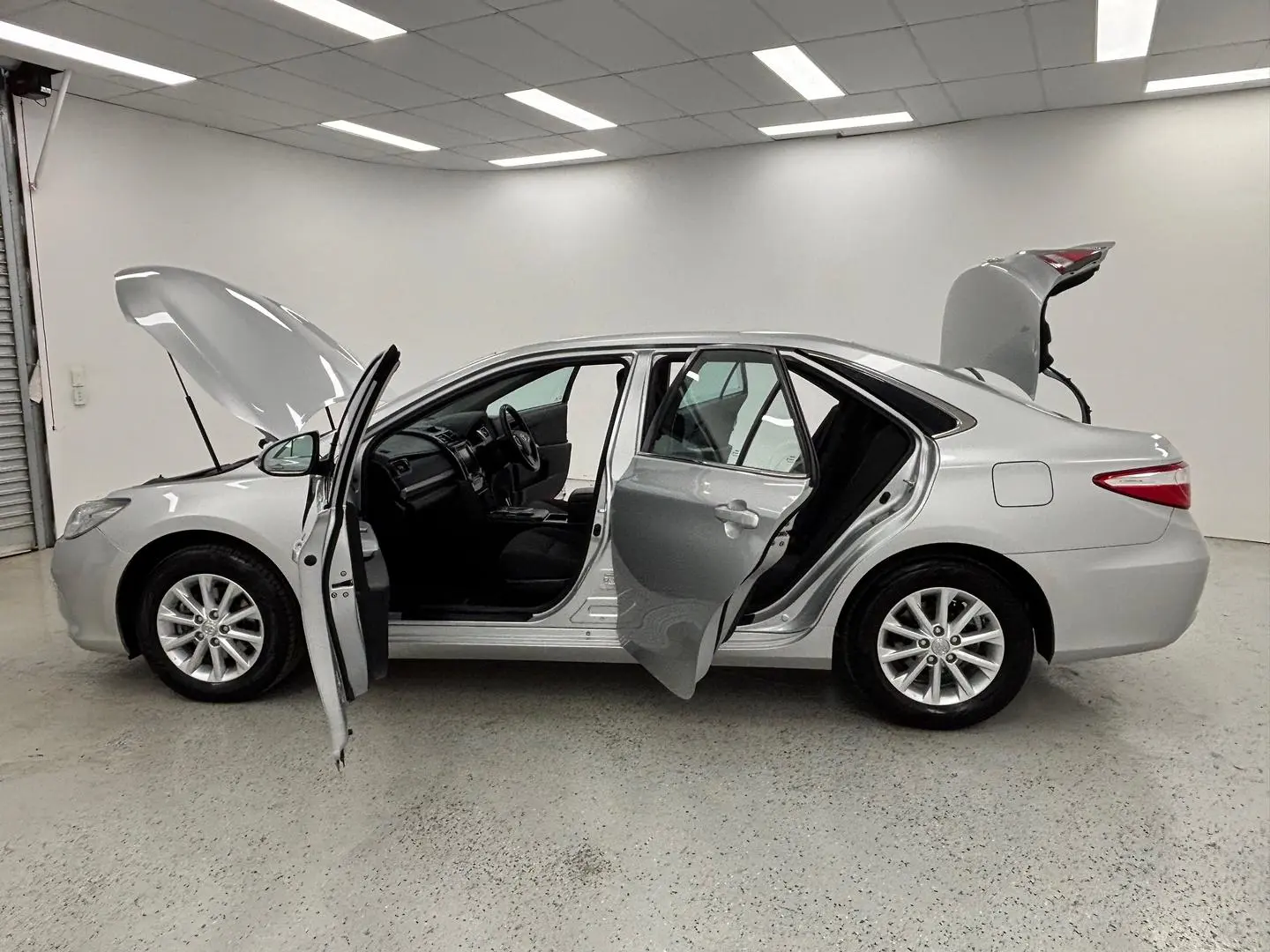 2016 Toyota Camry Gallery Image 13