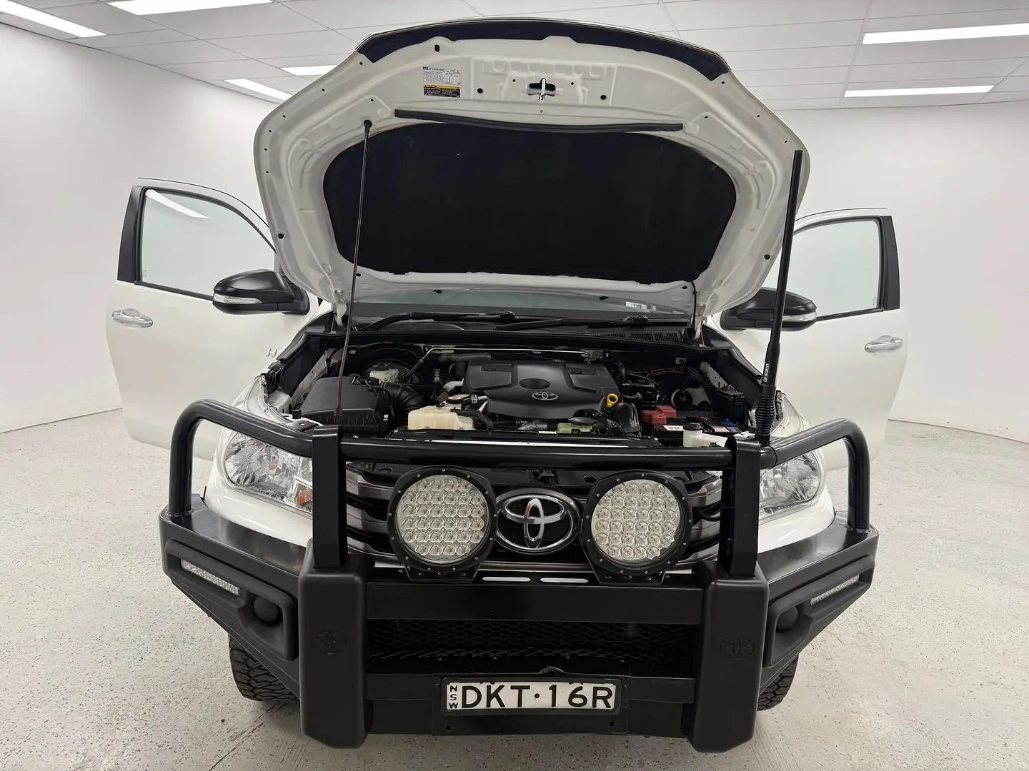 2016 Toyota Hilux Gallery Image 19