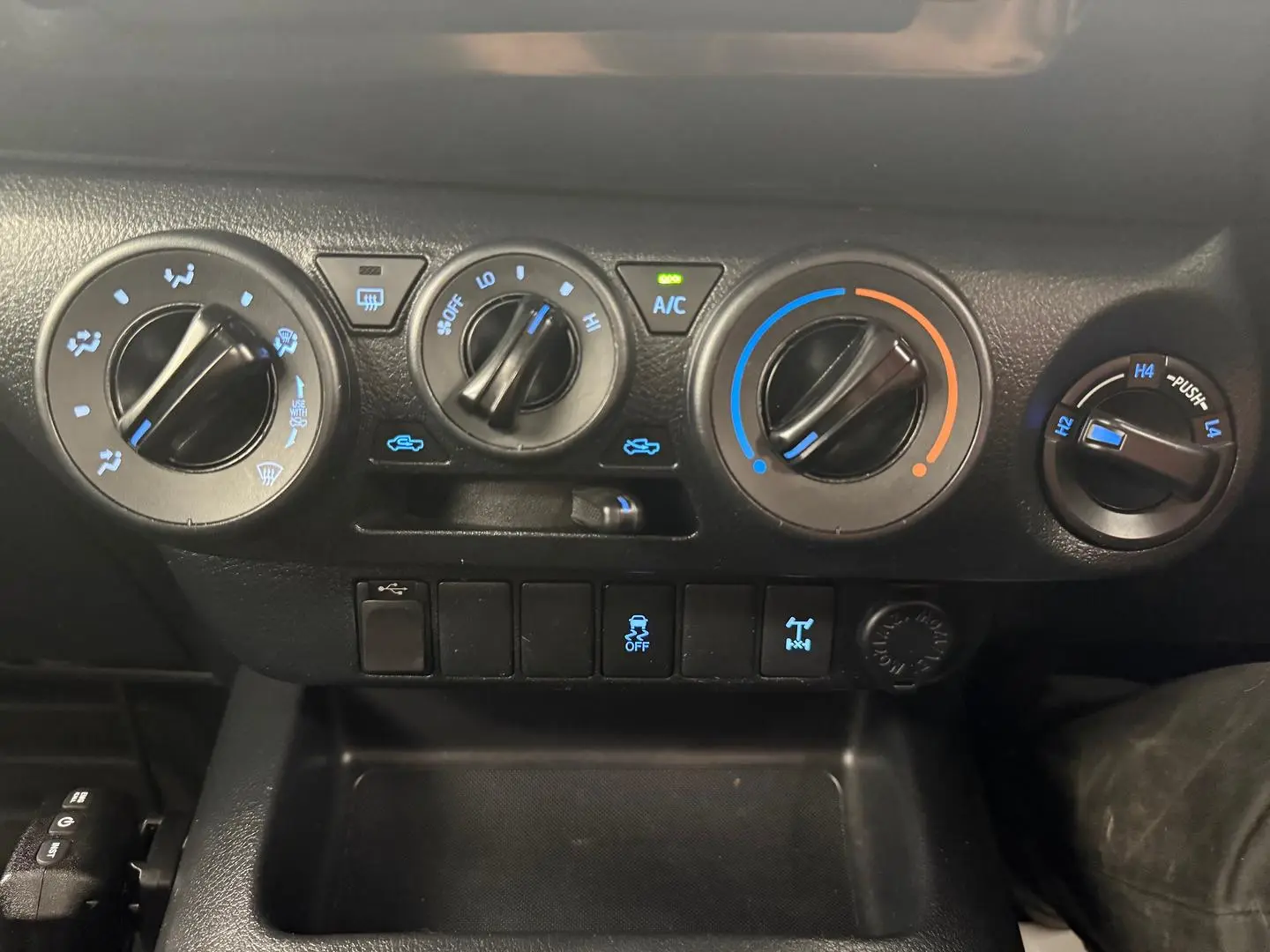 2016 Toyota Hilux Gallery Image 32